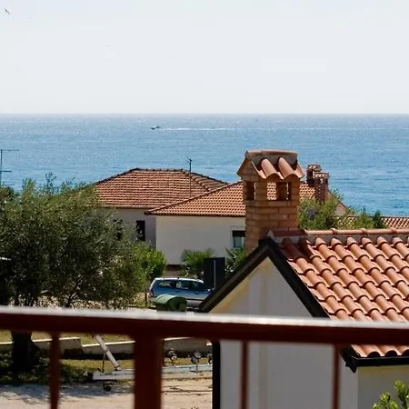 Apartment Unit 2 - Sea View 2-bedroom With Free Parking