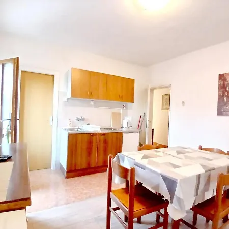 Unit 2 - Sea View 2-bedroom With Free Parking Apartman